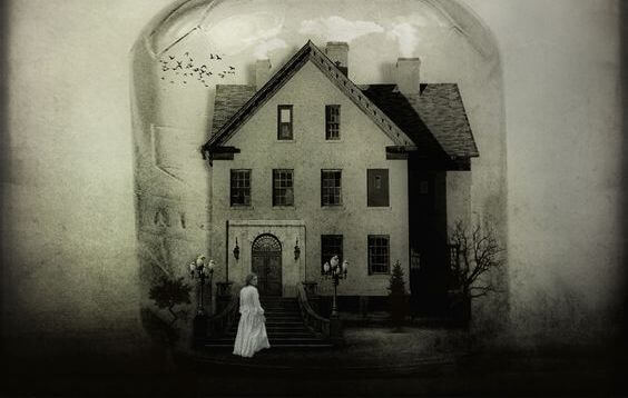 chica entrando hogar