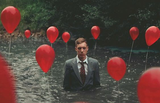 hombre globos