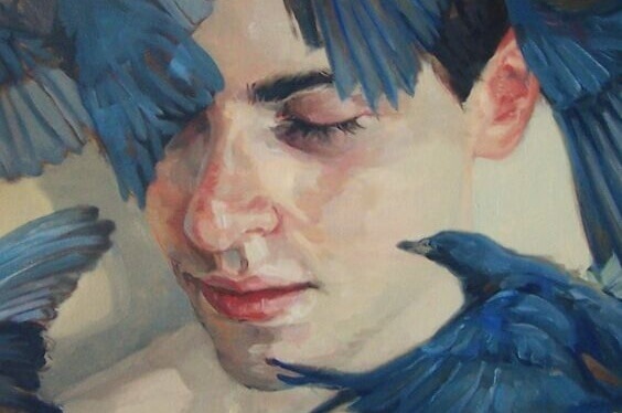 Hombre rodeado de pájaros con fuerte personalidad