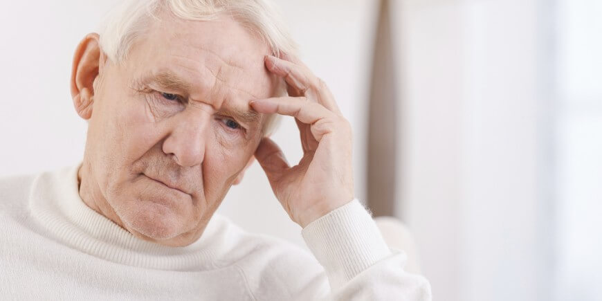 hombre mayor con afasia