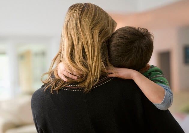 mamá con niño autista