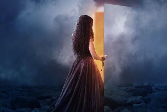 mujer abriendo puerta