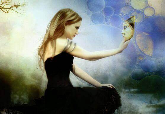 Mujer ante una careta