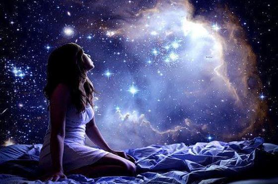 mujer ante un universo