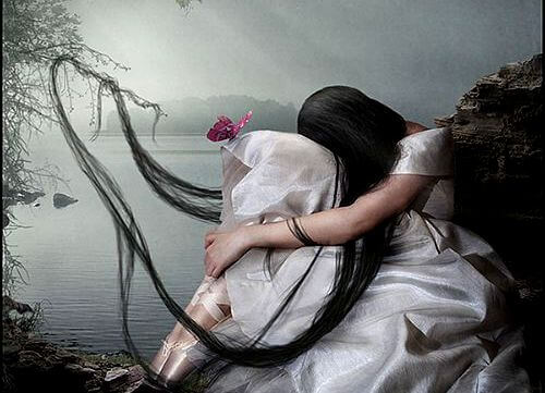 mujer cabeza inclinada