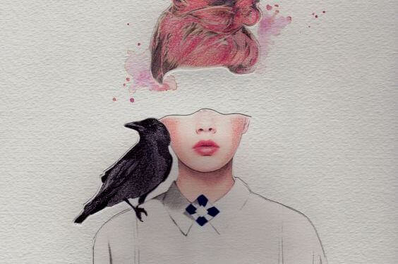 Mujer con cuervo pensando en las personas que la hacen daño