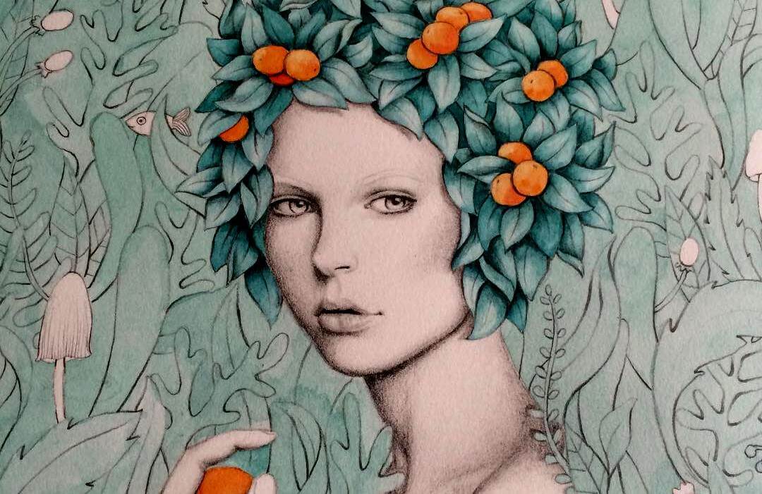 mujer frutas en la cabeza