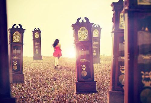 mujer corriendo entre relojes