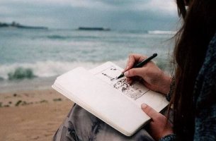 mujer dibujando representando dibujar