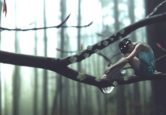 Mujer en un árbol llorando por mal de amores