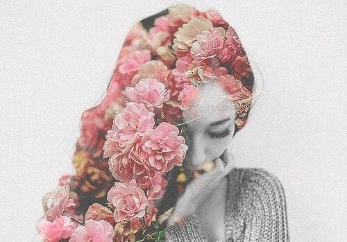 mujer flores en el pelo