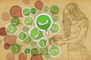 Mujer leyendo whatsapps