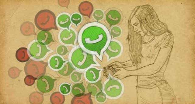 Mujer leyendo whatsapps y representando la relación entre WhatsApp y pareja