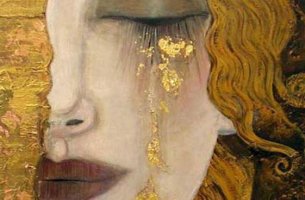 Mujer llorando con lágrimas doradas