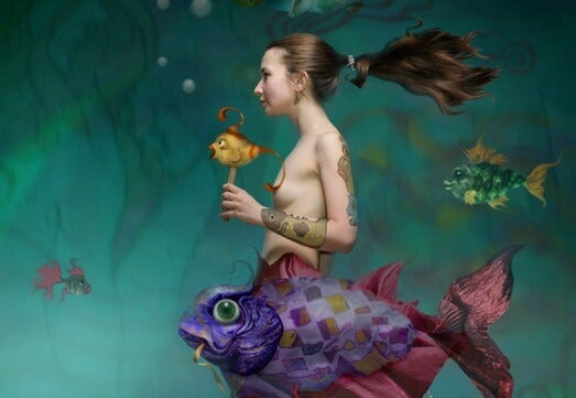 mujer océano con pez