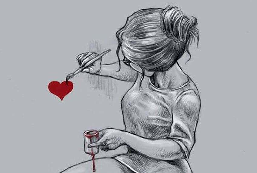 Mujer pintando un corazón