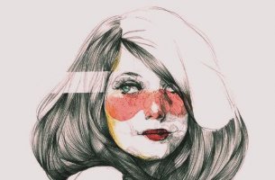 Mujer que ríe ante la ignorancia