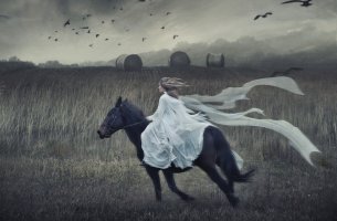 Mujer de aquelarre corriendo