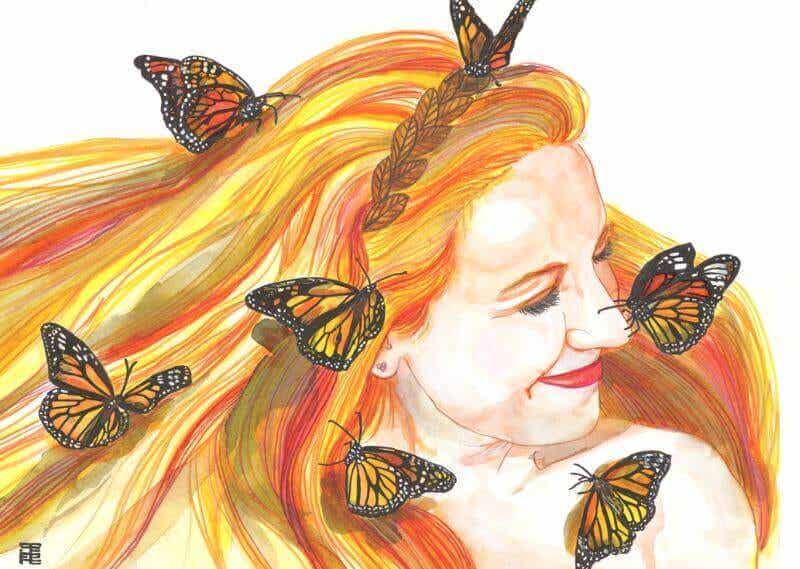Mujer qeu sonríe rodeada de mariposas