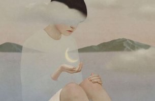 mujer sosteniendo luna