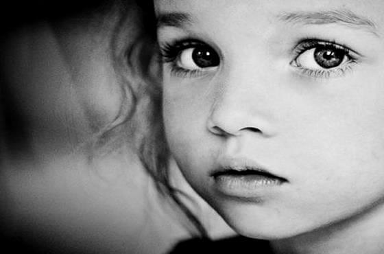 niña con ojos tristes