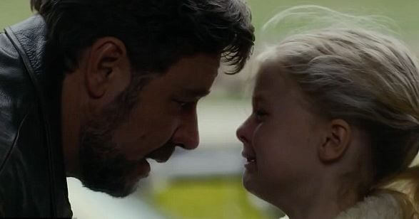 Niña llorando frente a su padre