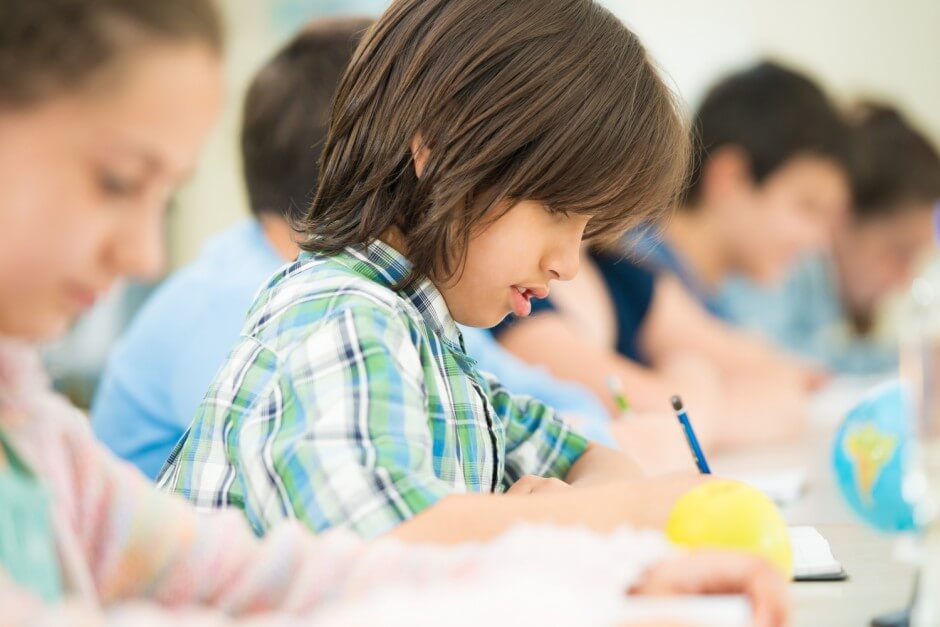 Niños haciendo deberes simbolizando a los hijos únicos