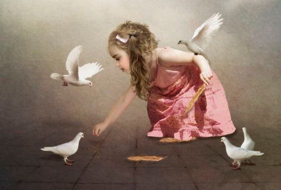niña con palomas