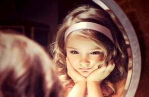 niña ante el espejo