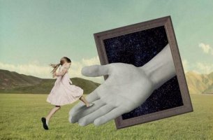 niña saltando mano