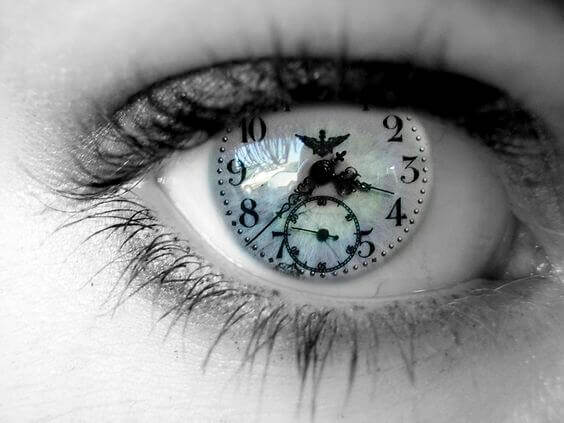 Ojo con un reloj