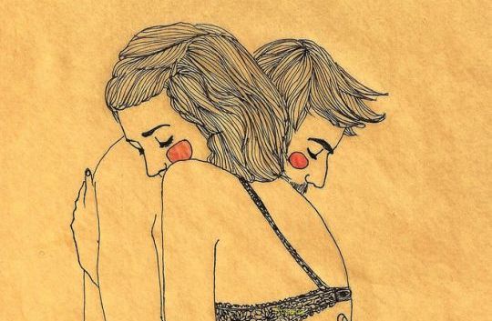 pareja abrazada con ternura