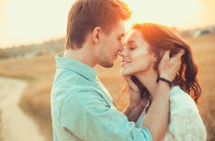Pareja besándose al aire libre