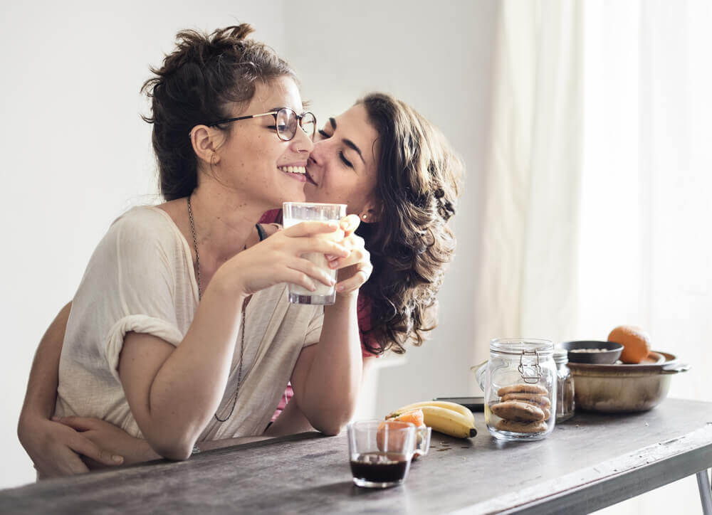 Couples heureux prenant le petit déjeuner