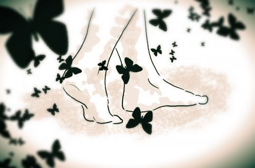 Pies caminando con mariposas revoloteando