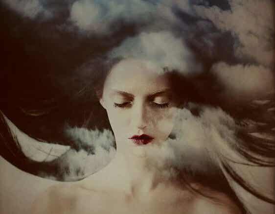 mujer entre nubes