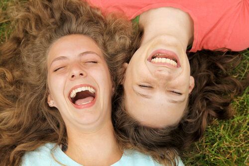 Amis souriants allongés