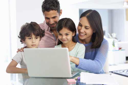 Familia con ordenador