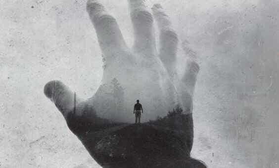 Hombre tras la sombra de una mano simbolizando el objetivo de la terapia junguiana para tratar la ansiedad
