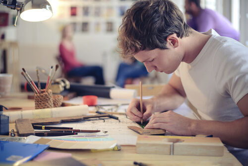 Hombre creando en su estudio
