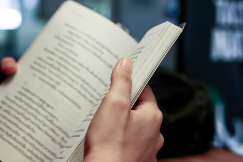 Hombre leyendo un libro
