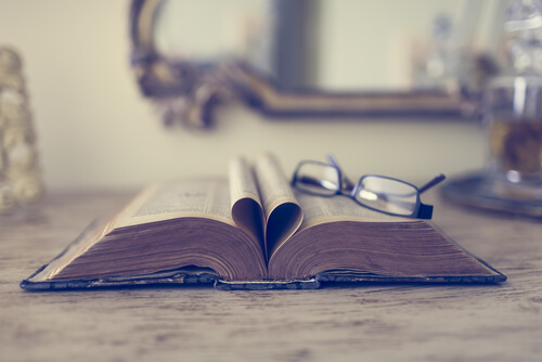Libro abierto con gafas