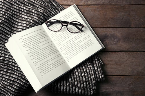 Libro con gafas