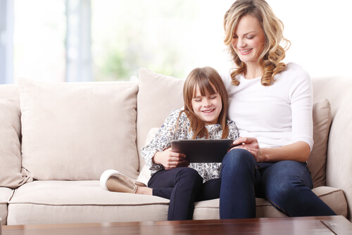 Madre con su hija en el sillón