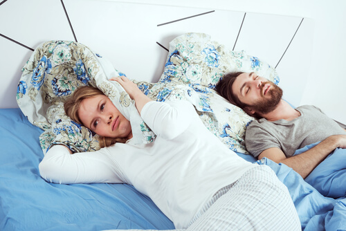 Mujer sin dormir en la cama