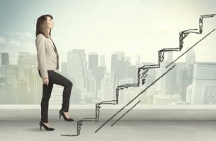 Mujer subiendo una escalera como metáfora de un ascenso profesional