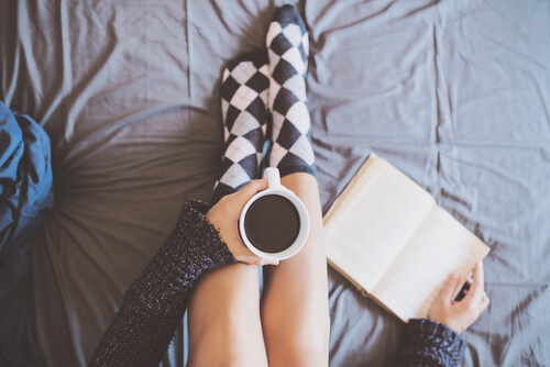 Mujer tomando café con un libro