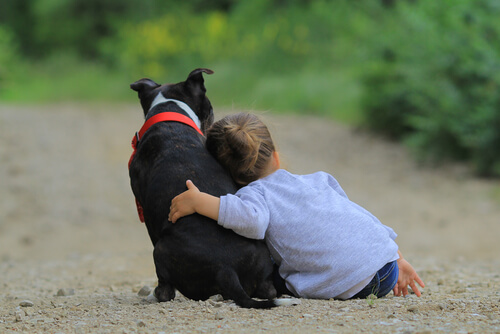 Niña con perro