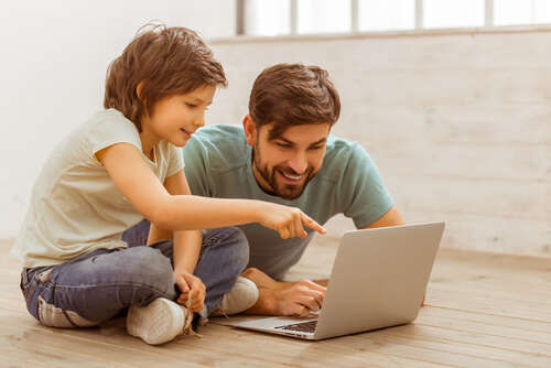 Padre con su hijo y un ordenador