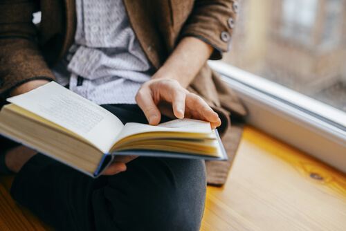 persona leyendo un libro